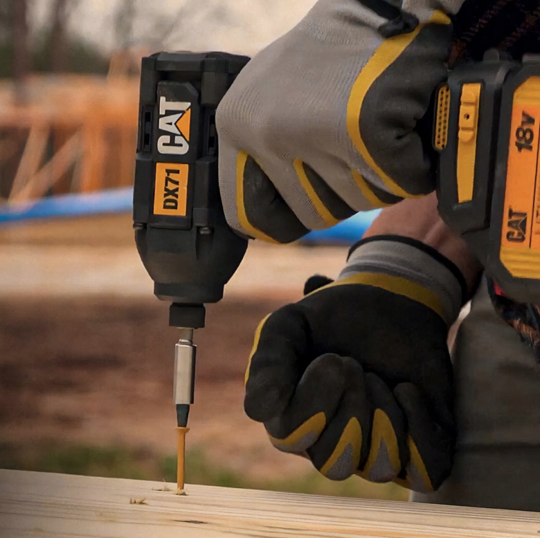 4. Акумуляторний ударний гайковерт Cat® DX71